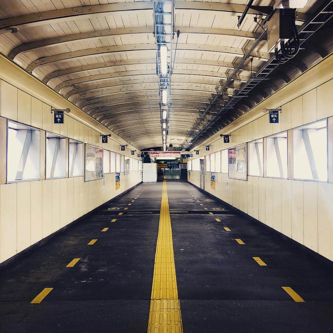 のインスタグラム：「かなーり久しぶりに訪れた日暮里駅。 免許取るまでは(2000年)千葉のジジババの家に行くためにいつも京成イブニングライナーを使っていた。 山手線からの乗り換え連絡橋はまだ少しだけ昔の景色が。 イブニングライナーの券売所は残ってなかったけど、ホームからは懐かしい眺めであった。 昔のスカイライナーは茶色かったなあ。。。」
