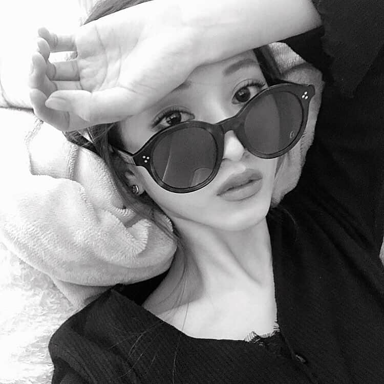石元歩唯さんのインスタグラム写真 - (石元歩唯Instagram)「🌚🕶💭 . sunglasses @celine earring @dior tops @amel_official__  #ai_fashion #ai_pic #sunglasses」4月5日 12時31分 - 518aichi