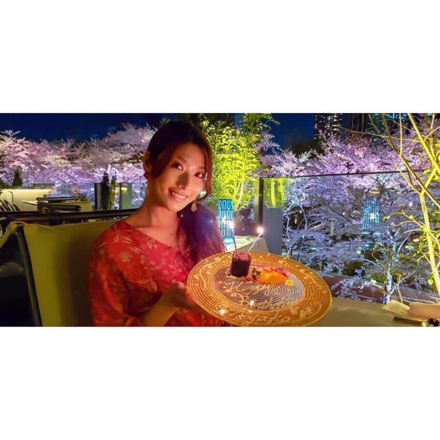 西谷綾子のインスタグラム：「✴︎ 4月4日33歳を迎えました♪ 朝から沢山のお祝いMessage💌ありがとうございます✨またゆっくりお返事をします🤗 ・ 桜満開🌸の昭和61年に産まれ、 平成から令和へ😊 ・ 色んな方達から多くの学びとキッカケを頂き、 ”今”の私がいます。 ・ あの人の存在、あの人の言葉、あの人の行動でー…✨ 日常が私にとって記憶に残る日に。 ・ 変化を楽しめる柔軟な心を持ち、 様々な挑戦&経験を通じて、 私らしく、前進していきます♪ ・ 日々勉強！地道にコツコツ🐾 ・ #33歳 #沢山の出逢いに感謝  #今この瞬間を大切に  #これからもよろしくお願います」