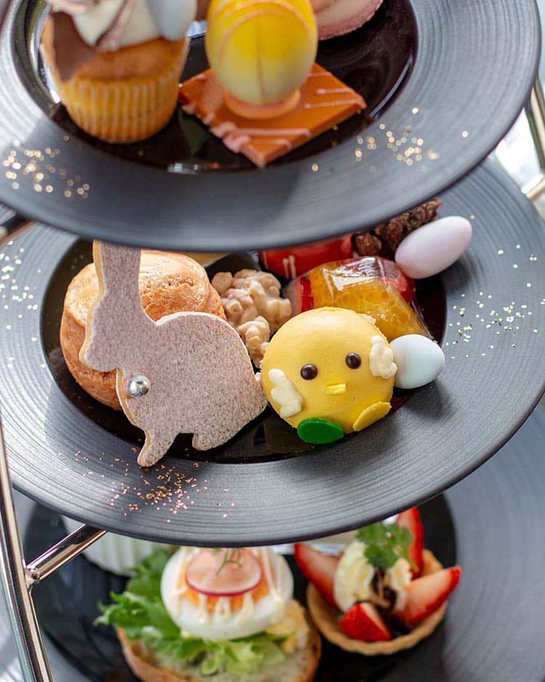 The Westin Osaka （ウェスティンホテル大阪）さんのインスタグラム写真 - (The Westin Osaka （ウェスティンホテル大阪）Instagram)「ロビーラウンジでは 4 月 1 日～4 月 30 日の期間、Special Afternoon Tea Setが登場！「イースター」をテーマにうさぎや卵をモチーフにしたキュートでゴージャスなスイーツが勢ぞろい。 ————————————————— #TeaAtWestinOS #アフタヌーンティー #イースター #easter #afternoontea #エディブルフラワー #JINGTEA #マリアージュフレール #ロンネフェルト#sweets #スイーツ #ラウンジ #lounge #マイセン #meissen #cake #cafe #カフェ #梅田 ————————————————— ⠀ Tag @westinosaka to share your image with us. ⠀ ⠀⠀ #WestinOsaka #ウェスティンホテル大阪」4月5日 12時28分 - westinosaka