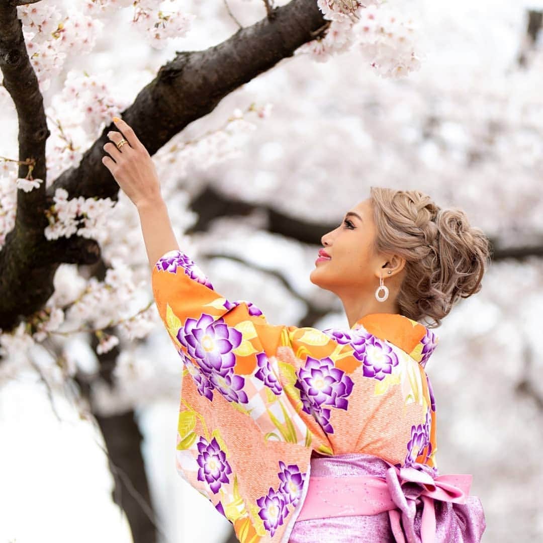 藤木そらさんのインスタグラム写真 - (藤木そらInstagram)「. .桜満開🌸 .今年も浅草の桜を見に行ったょ❤ .着物大好き～♥‼桜が映えるようにオレンジを着ましたが私には新鮮でした🎈🌈🎠 . .いっぱいあるので、徐々にアップしますね\( ⍢ )/ストーリーに動画アップします✨ストーリー要チェックだよ🙋💓🙌💓 . . .ピアスは @pinky_select . . . . . . .#sakura #浅草 #着物 #和装 #kimono  #japanesegirl #桜 #お花見 # #ヘアアレンジ #ヘアアップ #着物ヘア #hairstyle  #asakusa #タビジョ #tabigenic #旅行女子 #カメラマン #ピアス #編み込み #セレクトショップ」4月5日 12時30分 - sorafujiki
