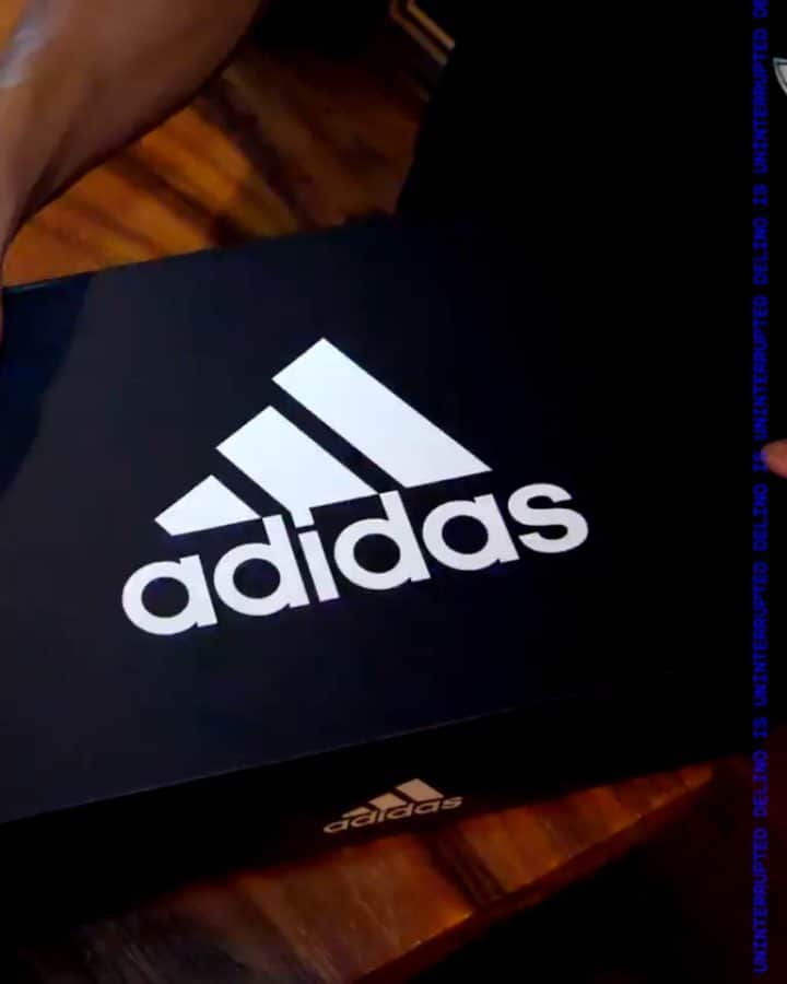 デライノ・デシールズ・ジュニアのインスタグラム：「Linked up with my guys at @Uninterrupted showcasing the incredible talents of the sneaker legend @Kickstradomis on my opening day cleats inspired by the #DFW metroplex. To see the entire process click the YouTube link in my bio! 🎥: @WolfPatFilms x @InHouseProd」
