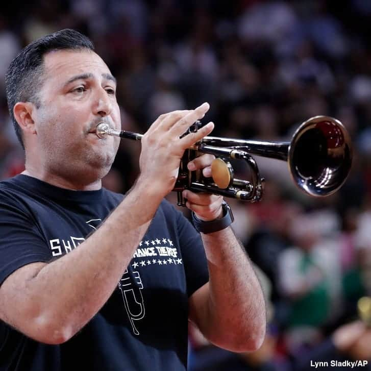 ABC Newsさんのインスタグラム写真 - (ABC NewsInstagram)「Before an NBA game in Miami, Glen Friedman plays the national anthem with the "Instrument of Hope," a trumpet made of bullet casings in partnerships with survivors of the Parkland mass school shooting. #parkland #shooting #guntmreform #nba #music」4月5日 3時36分 - abcnews