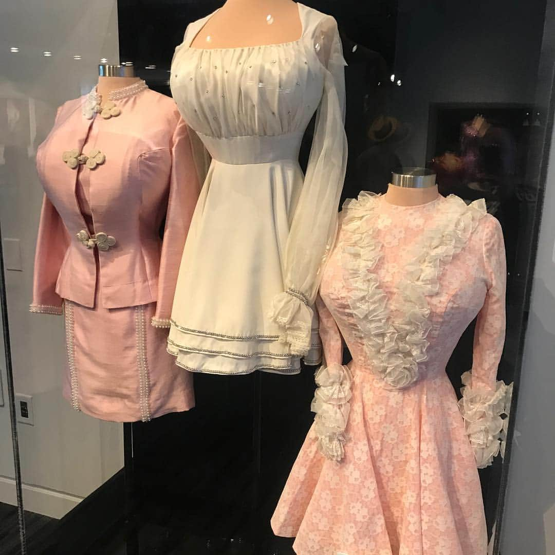 テス・ホリデーさんのインスタグラム写真 - (テス・ホリデーInstagram)「Went to see #dollyscostumes at the @grammymuseum & cried a little. How lucky am I to be alive while @dollyparton is?????!!! #dollyforever」4月5日 3時36分 - tessholliday