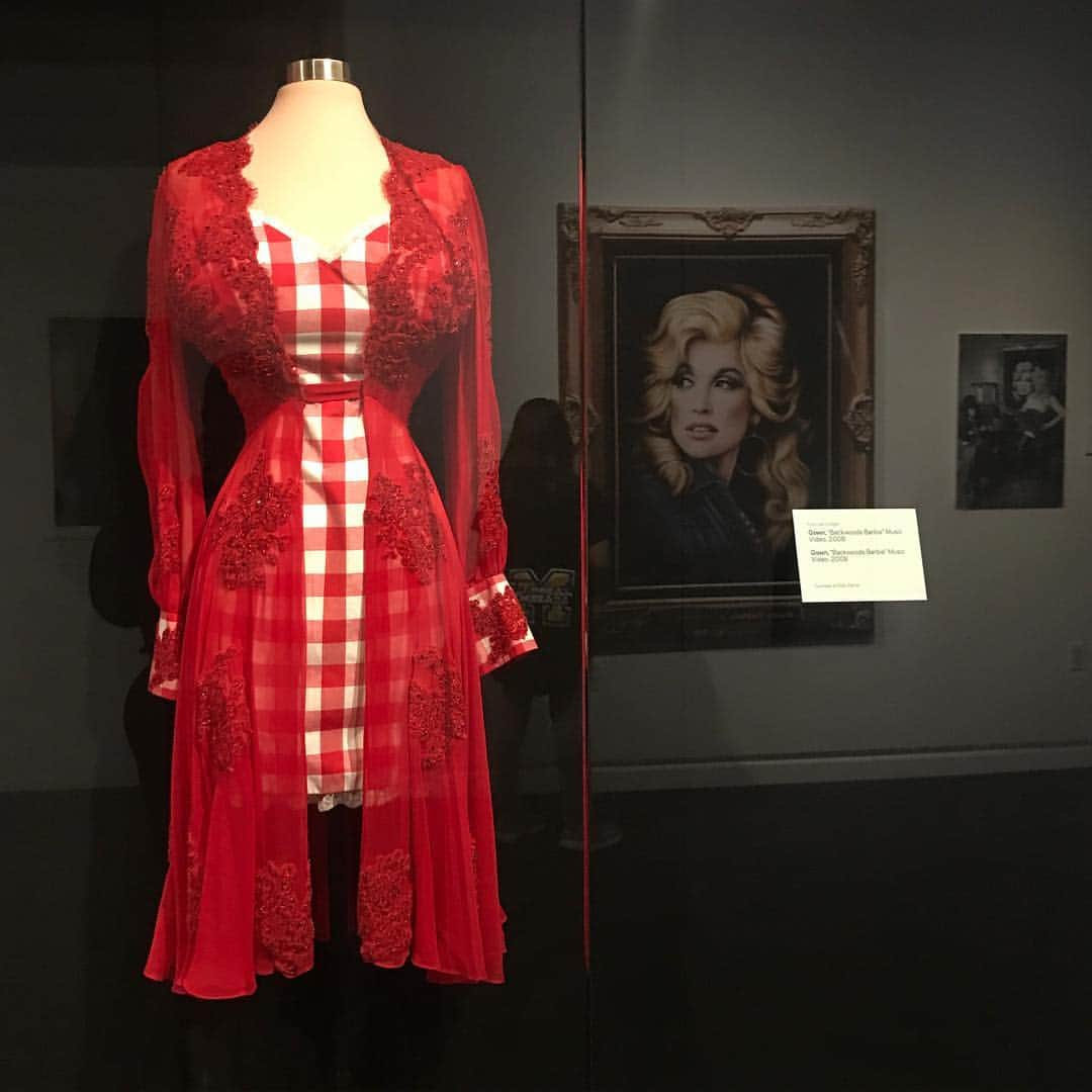 テス・ホリデーさんのインスタグラム写真 - (テス・ホリデーInstagram)「Went to see #dollyscostumes at the @grammymuseum & cried a little. How lucky am I to be alive while @dollyparton is?????!!! #dollyforever」4月5日 3時36分 - tessholliday