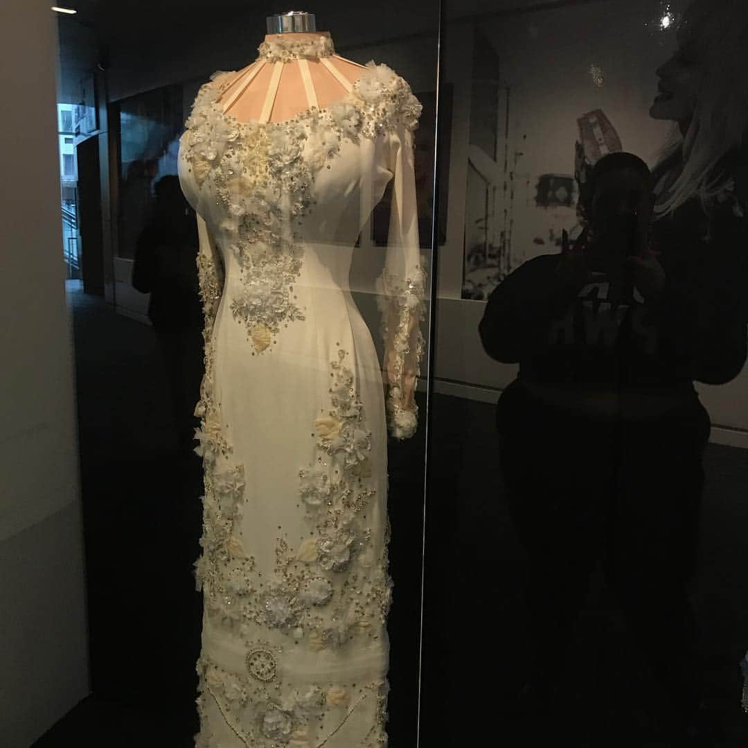 テス・ホリデーさんのインスタグラム写真 - (テス・ホリデーInstagram)「Went to see #dollyscostumes at the @grammymuseum & cried a little. How lucky am I to be alive while @dollyparton is?????!!! #dollyforever」4月5日 3時36分 - tessholliday