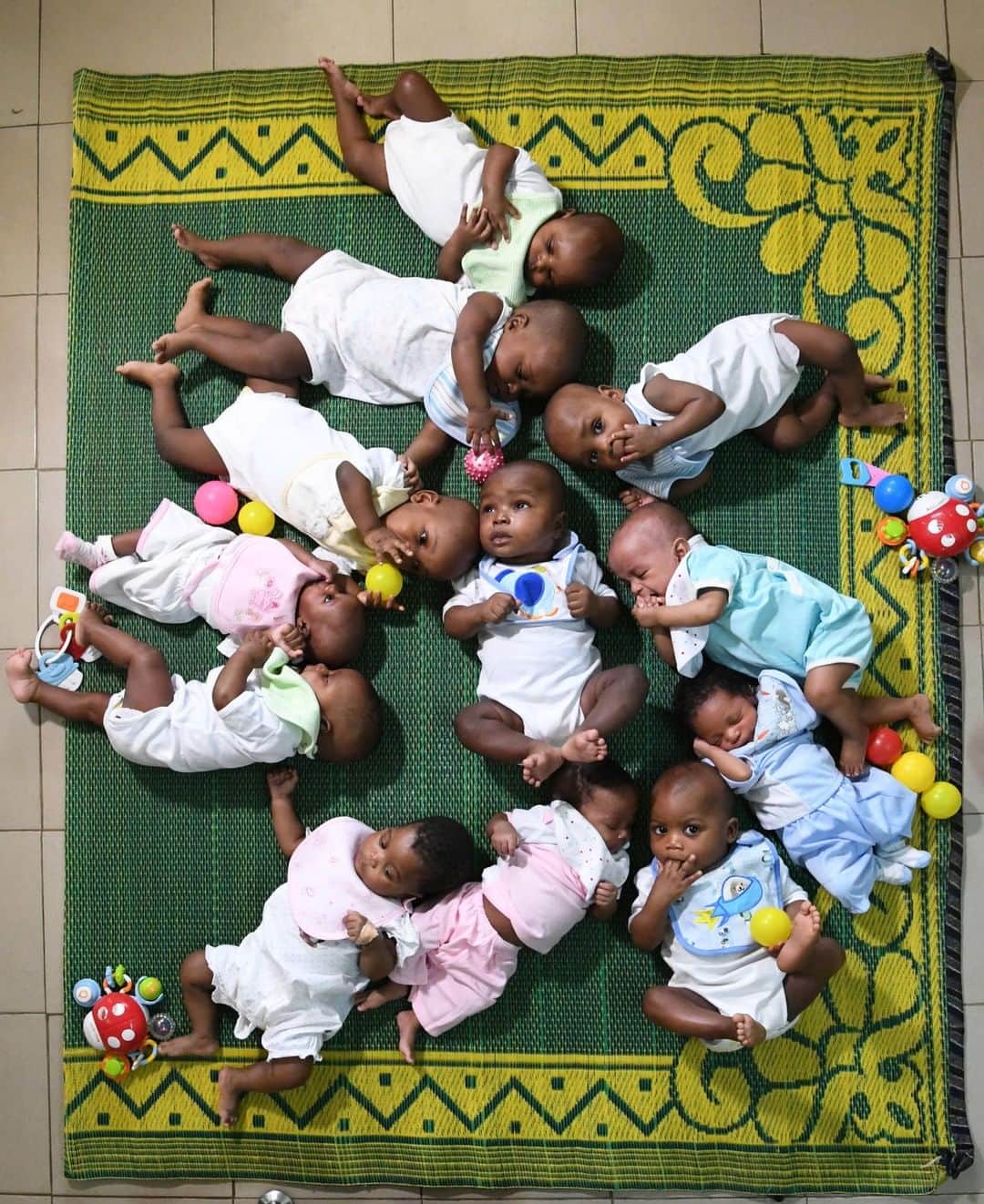 unicefさんのインスタグラム写真 - (unicefInstagram)「12 babies. 12 hopes. 12 futures.  Every child has a right to grow up happy, healthy and safe like these little ones in Cote d'ivoire. #EarlyMomentsMatter 👶🏾👶🏾👶🏾👶🏾👶🏾 © UNICEF/UN0287802/ Frank Dejongh @unicefcotedivoireci」4月5日 3時45分 - unicef