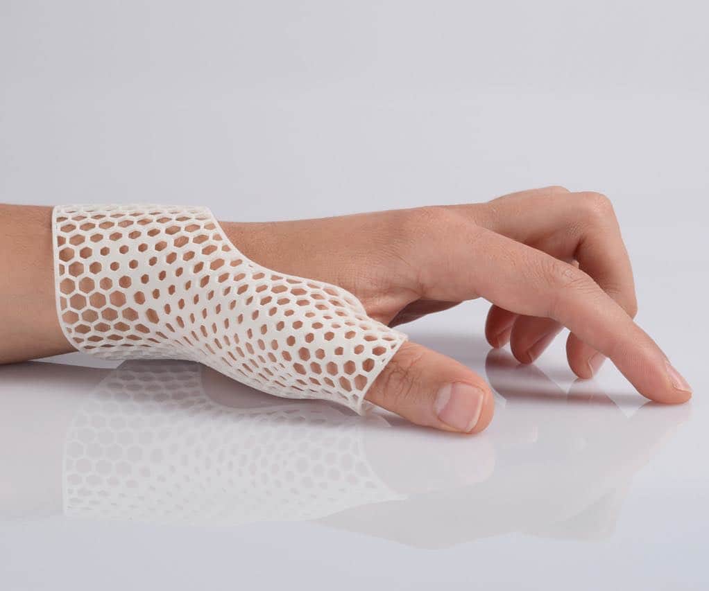 Design Milkさんのインスタグラム写真 - (Design MilkInstagram)「3D printing-on-demand goods manufacturer @shapeways is venturing to aid developers of affordable medical orthosis and prosthesis solutions with the announcement of PA11 – a new bio-based nylon polymer engineered for 3D printing of designs where elasticity, low weight, and high impact resistance is essential in the recovery process. \\\ designmilk.com」4月5日 3時52分 - designmilk