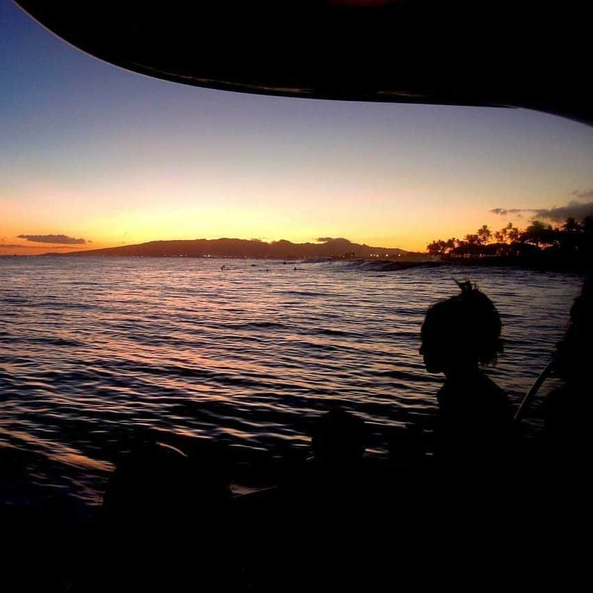 Luxury Cruise by Captain Bruceさんのインスタグラム写真 - (Luxury Cruise by Captain BruceInstagram)「ワイキキのサンセット 🌅🌌⁣ ⁣ ⁣ ⁣ #captainbruce #privatecharter #waikiki #oahulife #hawaii #ocean #sunsetcruise #boatcharter #yachtcharter  #oahuvacation #キャプテンブルース #プライベートクルーズ #ワイキキ #ハワイ #海と空 #夕焼け」4月5日 4時02分 - cptbruce_hi