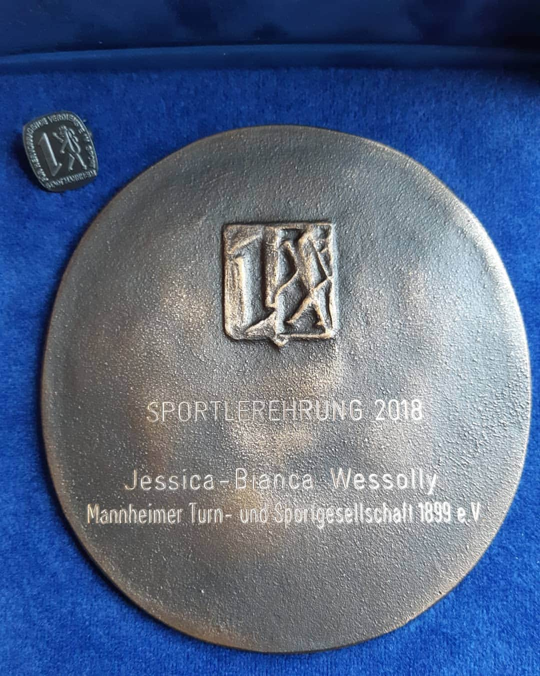 Jessica-Bianca WESSOLLYさんのインスタグラム写真 - (Jessica-Bianca WESSOLLYInstagram)「Ich freue mich von der Stadt @mannheim_de die Sportplakette für meine Leistungen aus dem Jahr 2018 erhalten zu haben 🤗 Vielen Dank für die Auszeichnung! 👍 #mannheim #mtgmannheim #mannheimat #trackandfield #sportlerehrung #proud」4月5日 4時02分 - jessicabiancawessolly