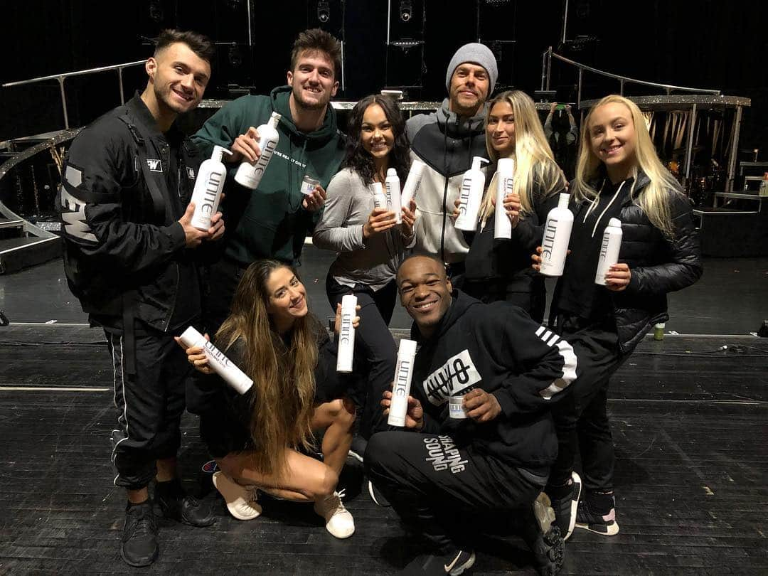 デレク・ハフさんのインスタグラム写真 - (デレク・ハフInstagram)「I demand that all of my dancers have long, flowing locks on stage. 😂Thanks @unite_hair for hooking my amazing cast up for the tour! #unitehair」4月5日 4時13分 - derekhough