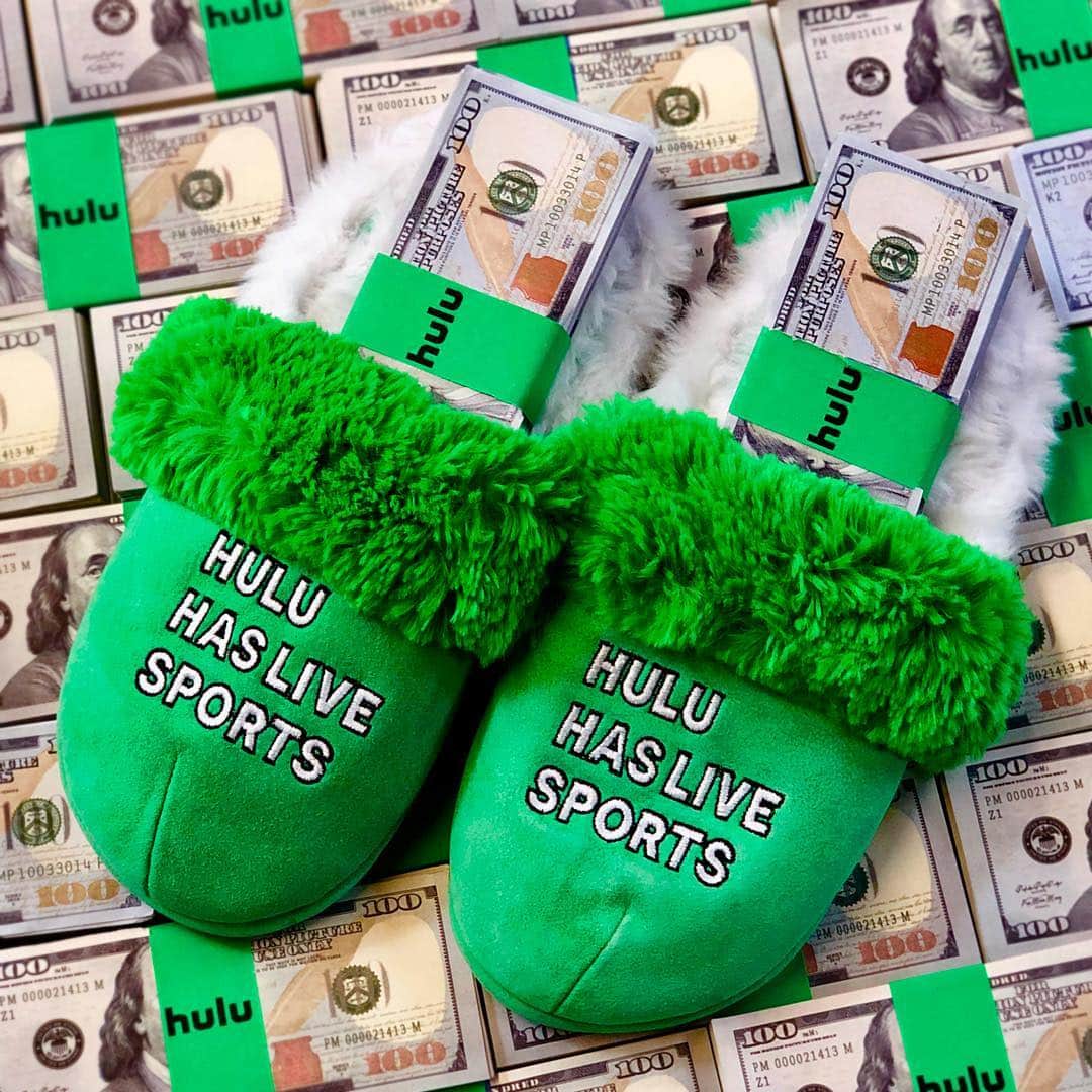 Hulu Home of Emmy-winningさんのインスタグラム写真 - (Hulu Home of Emmy-winningInstagram)「Guess who’s going to take #HuluHasLiveSports, and make it fashion 🤔 Add your guesses below. #HuluSellouts」4月5日 4時10分 - hulu
