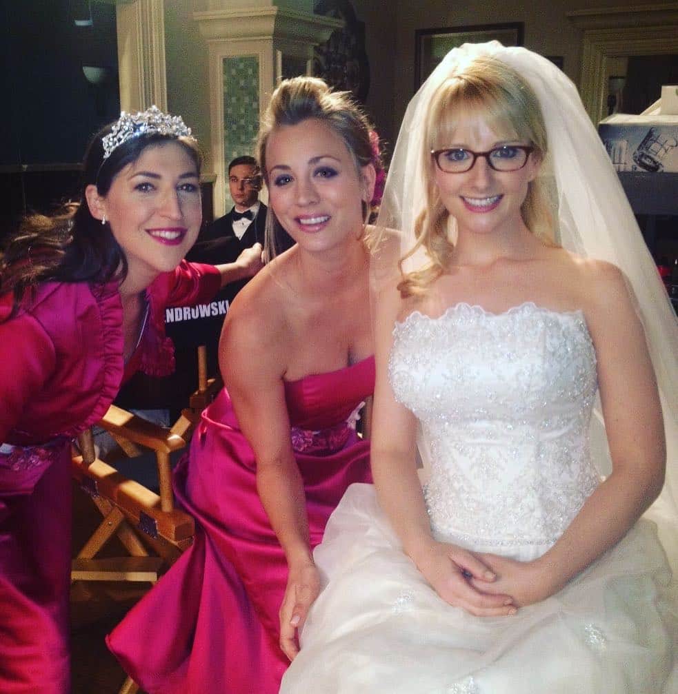 メリッサ・ラウシュのインスタグラム：「Throwing it back to this pic I just came across from Bernadette’s wedding which feels like it was yesterday and simultaneously a whole bunch of yesterdays ago. 💗Also, just a reminder that there’s a new @bigbangtheory_cbs tonight!!!!」