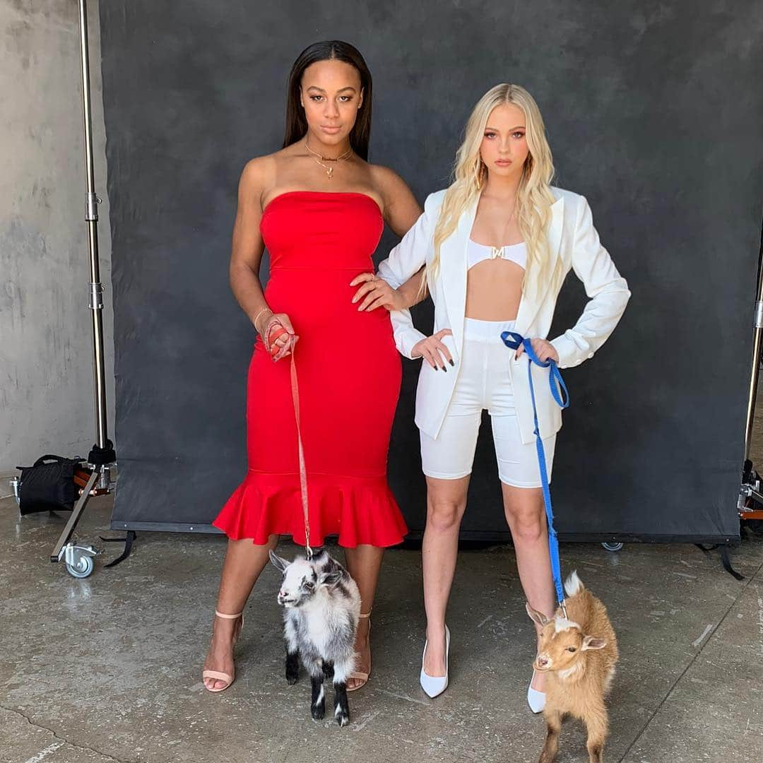 Nia Sioux Frazierさんのインスタグラム写真 - (Nia Sioux FrazierInstagram)「Another day at work 😂How cute are these little guys?! Swipe for more 🐐 Dress @fashionnova」4月5日 4時23分 - niasioux