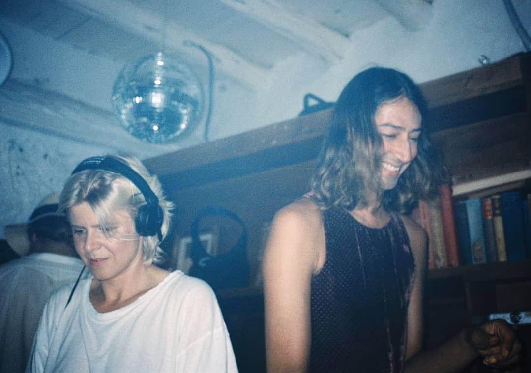 カインドネスさんのインスタグラム写真 - (カインドネスInstagram)「Missing the whole Robyn tour family! And @ssion_official & @trend_reznor who made this an exceptionally special weekend in Ibiza last year. I look forward to showing our various grandchildren the 50 hours of raw footage one day. The whole 50 HOURS! Go watch the Between the Lines video now. Looking forward to seeing you all in Paris & London next week @robynkonichiwa @canhamspence @divacruzv @hannahtw when we will relive our night in Beeeefa 😘」4月5日 4時29分 - kindnessmusic