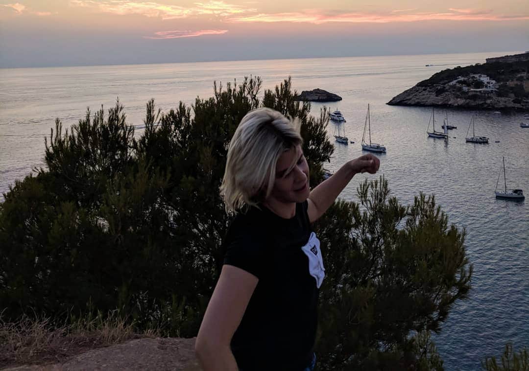 カインドネスさんのインスタグラム写真 - (カインドネスInstagram)「Missing the whole Robyn tour family! And @ssion_official & @trend_reznor who made this an exceptionally special weekend in Ibiza last year. I look forward to showing our various grandchildren the 50 hours of raw footage one day. The whole 50 HOURS! Go watch the Between the Lines video now. Looking forward to seeing you all in Paris & London next week @robynkonichiwa @canhamspence @divacruzv @hannahtw when we will relive our night in Beeeefa 😘」4月5日 4時29分 - kindnessmusic