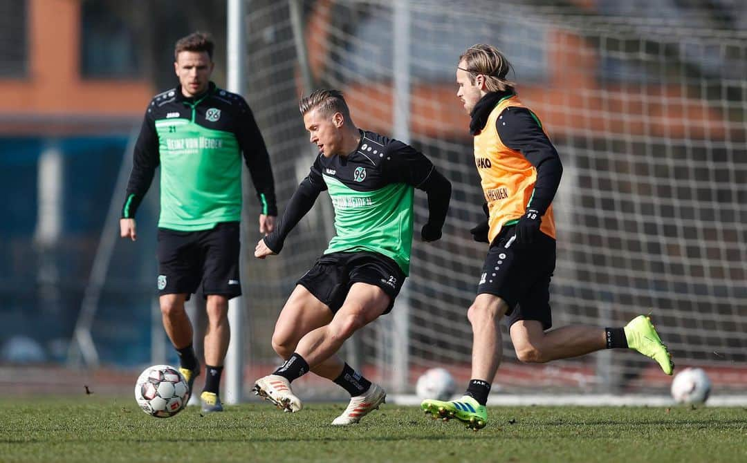 マティアス・オストルツォレクさんのインスタグラム写真 - (マティアス・オストルツォレクInstagram)「Happy to be back with the team 💪⚽️🙏 #comeback #training #MO22」4月5日 4時36分 - ostro_90