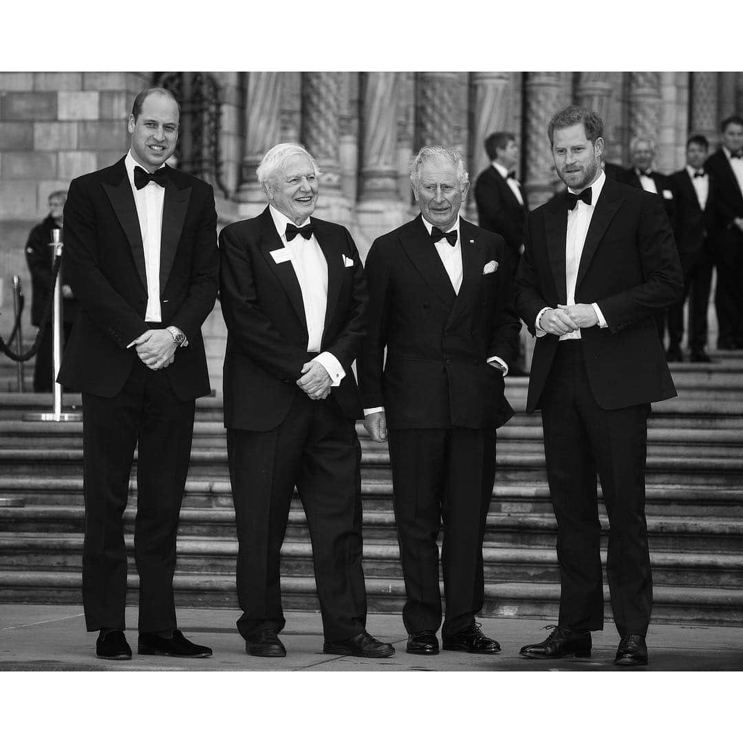 ウィリアム（ケンブリッジ公）さんのインスタグラム写真 - (ウィリアム（ケンブリッジ公）Instagram)「🌍 A multi-generational effort is required to highlight the threat of climate change and ensure we maintain our natural environment.  The Prince of Wales, The Duke of Cambridge and The Duke of Sussex attended the Global Premiere of Netflix’s ‘Our Planet’, where they were greeted by Sir David Attenborough, voice of @OurPlanet — swipe to watch The Duke of Cambridge in conversation with Sir David Attenborough on the urgent challenges and opportunities facing the next generation of environmental leaders.  Supporting communities to protect their natural environment for future generations has been one of The Duke of Cambridge's key priorities for a number of years. Through the Royal Foundation in 2012 The Duke founded United for Wildlife, an unprecedented collaboration between seven of the world’s most influential conservation organisations — all working together to #EndWildlifeCrime.  Follow @UnitedforWildlife to learn more about their work. 📷PA / Royal Communications」4月5日 4時49分 - princeandprincessofwales