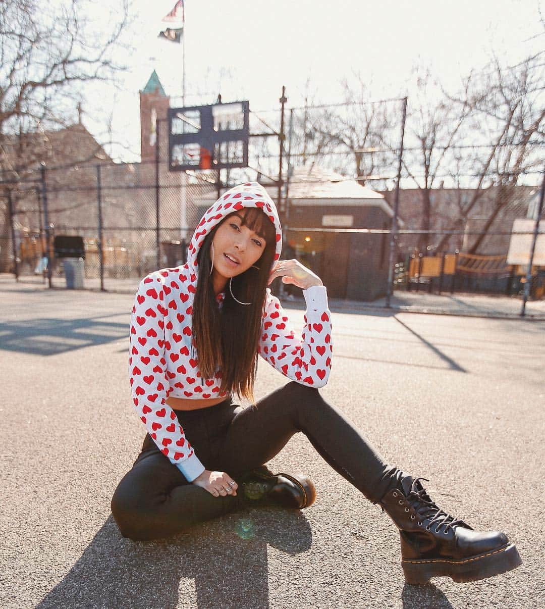 Gabriela Salesのインスタグラム：「Bem Brooklin girl com meu moletom de cueca (segundo o Dan), pq meu marido tem 2 empregos 😂😂😂 - #RMemNY #ny #nyc #newyork #novayork #brooklyn #bedfordstuyvesant」