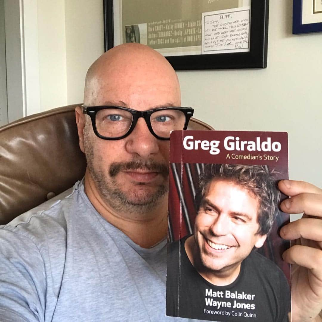 ジェフリー・ロスさんのインスタグラム写真 - (ジェフリー・ロスInstagram)「“Long Live Greg Giraldo” podcast episode is up. 💪🏽 Of course Comedy Central Roast fans all remember the hilariously ruthless Greg Giraldo who skewered Flava Flav, David Hasselhoff, Pam Anderson, Larry The Cable Guy and others.  Greg passed away nine years ago and there’s a new biography “Greg Giraldo: A Comedian’s Story” coming out so I had the co-author Matt Balaker over to the podcast bunker to tell us all about it.  Also joining us is Greg Giraldo’s dear pal and roast writing partner Jesse Joyce.  It was fun and cathartic to reminisce about Greg and hear some of his classic stand-up and roast jokes again.  Link in bio. 🎧 #GregGiraldo #thickskinwithjeffross @comedycentral」4月5日 4時57分 - therealjeffreyross