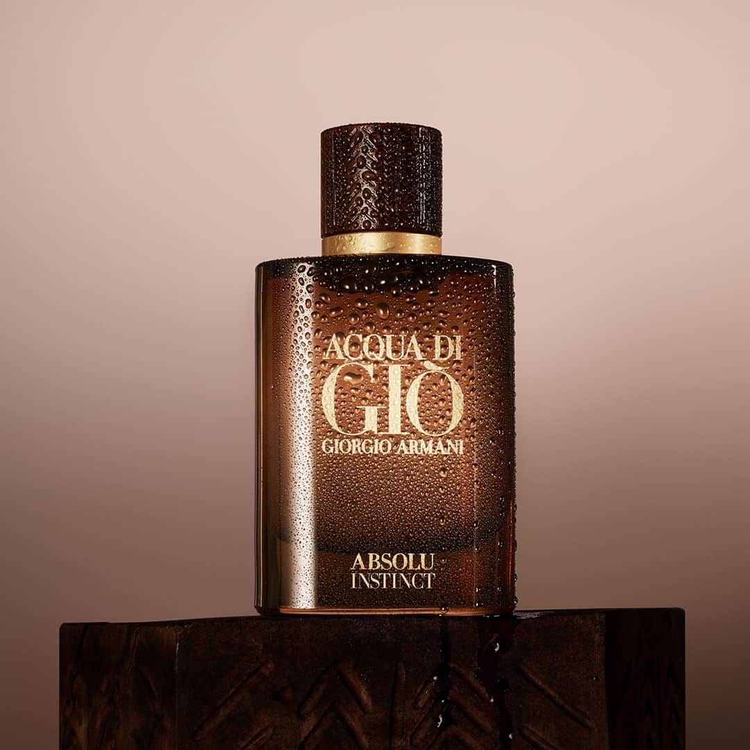 Armani Beautyさんのインスタグラム写真 - (Armani BeautyInstagram)「With Italian citrus top notes, patchouli at the heart and an intense wooden base accord, ACQUA DI GIÒ ABSOLU INSTINCT exudes a natural and instinctive masculinity.  #ArmaniBeauty #AcquaDiGio #RevealYourInstinct」4月5日 4時59分 - armanibeauty