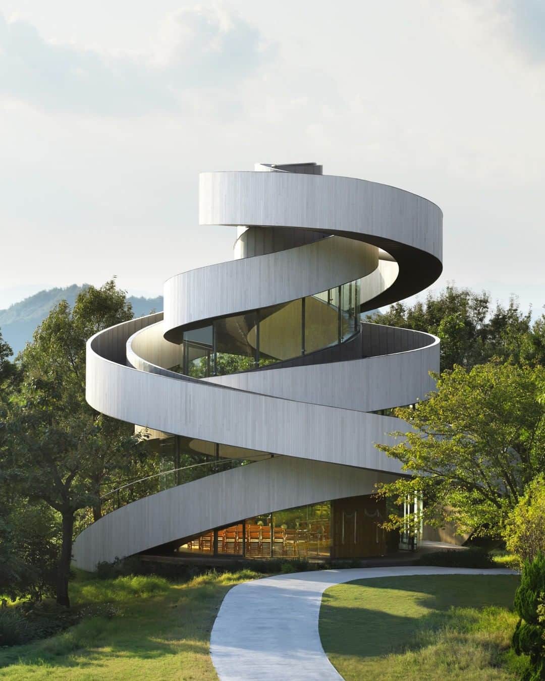 のインスタグラム：「Ribbon Chapel in Onomichi, Hiroshima. Carefuly design bringts two spirals to meet in which floors, walls and roof are formed by the rotation of the stairs. — #repost @brickandwonder  #architecture #inspiration #inspirational #WANTinspired #design」