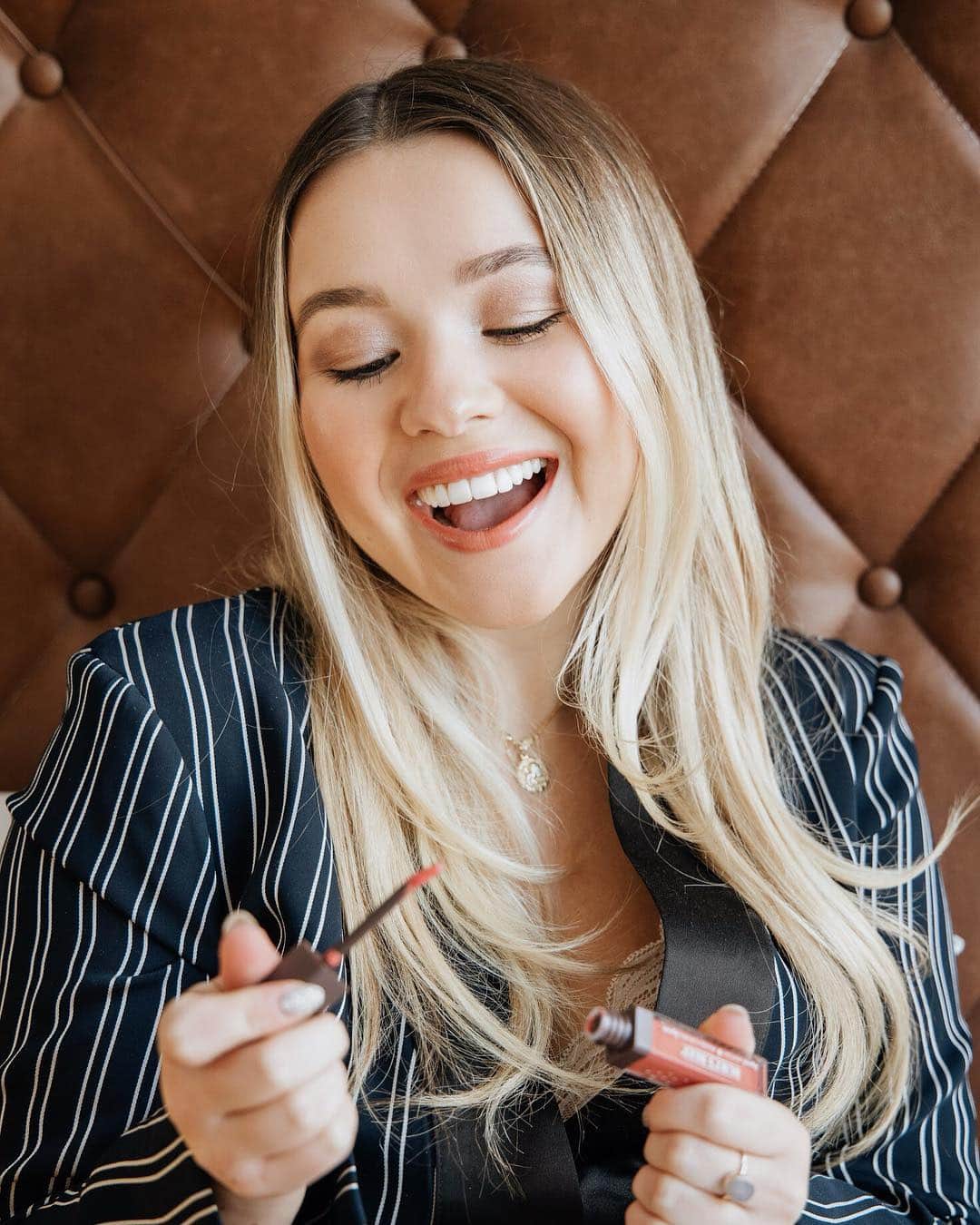 トーリ・ウェブスターのインスタグラム：「Looking for a liquid lip that is 100% natural?! 🌱🍃 @BurtsBeesCa has 12 NEW long-wear shades delivering all-day moisture giving your lips vibrant colour! 💋It's made with Shea Butter and Apricot Oil, so this formula leaves your lips feeling super soft and smooth! I’m wearing the perfect neutral shade 820 Coral Cove! 🌼 #NotSynthetic #WorkingWithBurtsBees」