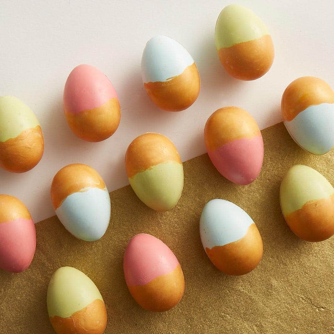 DEAN & DELUCAさんのインスタグラム写真 - (DEAN & DELUCAInstagram)「For the Easter bunny with bling! Add some sparkle to your Easter basket with these beautiful gold-dipped eggs. In a peach egg carton tied with a white ribbon, these hand-painted treats come with Dark Chocolate Passion Fruit, Hazelnut Milk Chocolate, and plain Dark Chocolate fillings.」4月5日 5時02分 - deandeluca