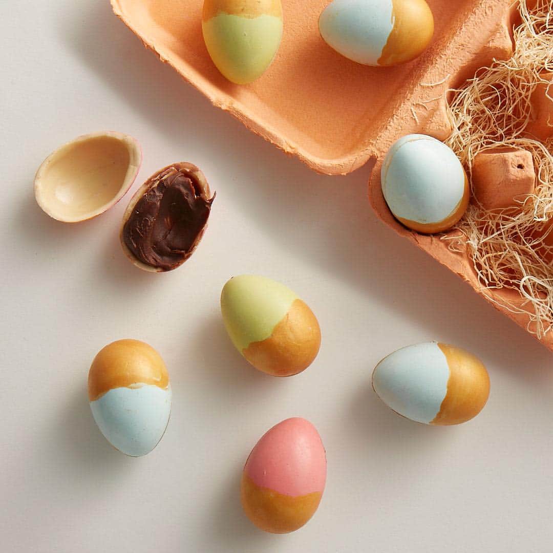 DEAN & DELUCAのインスタグラム：「For the Easter bunny with bling! Add some sparkle to your Easter basket with these beautiful gold-dipped eggs. In a peach egg carton tied with a white ribbon, these hand-painted treats come with Dark Chocolate Passion Fruit, Hazelnut Milk Chocolate, and plain Dark Chocolate fillings.」