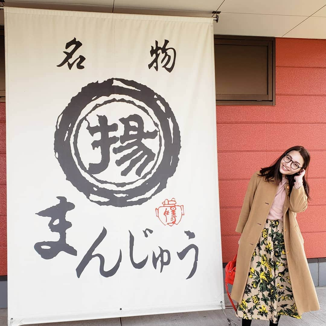 Hiromi Tomiiさんのインスタグラム写真 - (Hiromi TomiiInstagram)「4月1、2で#静岡県#小山町　へ . . #富士山頂と金太郎のまち . . . . 富士スピードウェイがあったり、金太郎の生誕の地だったり富士山頂がある町(^-^) . . 今回は車で来ました！ 東京駅からナビで1時間20分(^-^) 今回はみさ子と◎ . 富士霊園 →手作りハム のお店ando →飴屋→#きくや→#わさび漬丸中→お写真は、#揚げまんじゅう 　で有名な#目黒地蔵通り御門屋　さん . 東京土産としても有名ですが、実は工場が小山町にあり、カフェが併設。買ったものを、セルフのお茶でいただくことができます。 お席からは天気がよければ富士山が見れますよ！ . . 四月の頭なのに、なぜ雛人形が？と思っていたら、3月3日は旧暦でいうと今の４月の頭にあたり、小山町は旧暦でお雛祭りをする地域なんだって☺️ . .  小山町の宏美の投稿は　→#宏美in小山町　で、 過去の投稿も見れます＼(^-^)／是非参考に💕 . . #小山に行きたい#小山町旅行#MtFuji#fujiyama#oyama#oyamajapan#shizuoka#trip#oyamatrip #女子旅#ootd#fashion#コーデ#きょコ #fashion  #outfitpost #fashionpost#旅行コーデ#旅行好きな人と繋がりたい #写真好きな人と繋がりたい  #pr #ボトムス：#jferry_ins @jferry.jp (A04-029-70021)」4月5日 5時14分 - hiromi.tomii