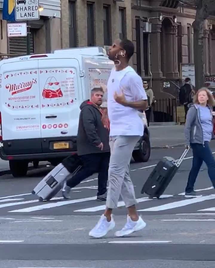 ヴラダ・ロスリャコヴァのインスタグラム：「That is the mood! That is why I love New York! I wish we would stop judging and would all go outside dancing!」