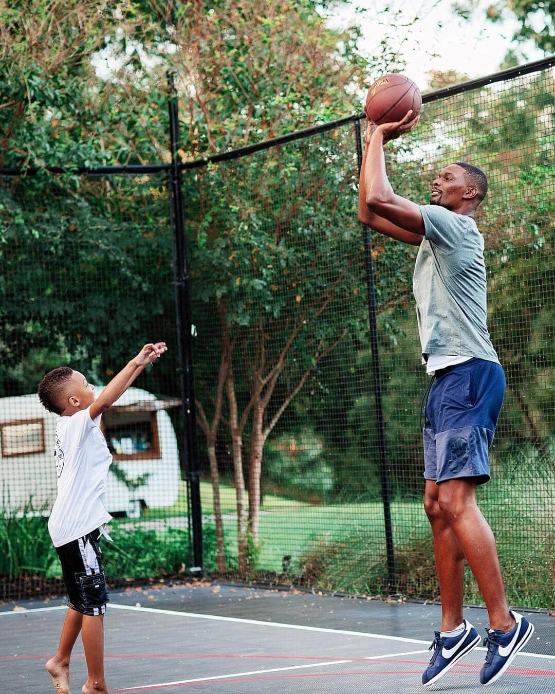 クリス・ボッシュさんのインスタグラム写真 - (クリス・ボッシュInstagram)「Man, playing with my kids is the greatest GIFT. Jackson with the BLOCK!! 💪🏿🏀1️⃣ #BoshFamily #TeamBosh1」4月5日 5時12分 - chrisbosh