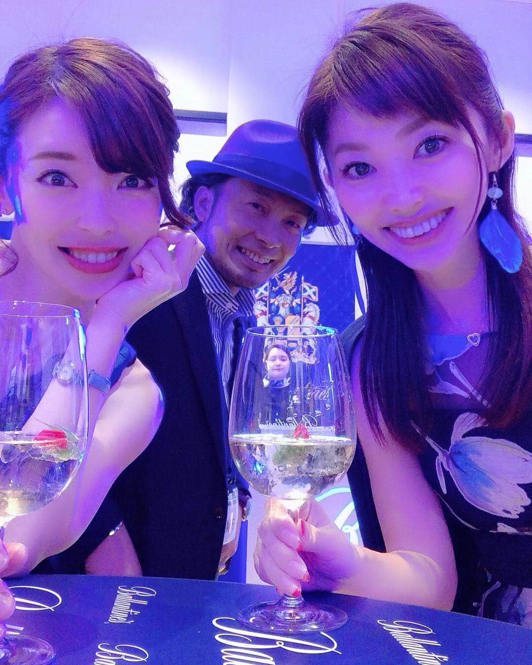 織田千穂さんのインスタグラム写真 - (織田千穂Instagram)「TRUNK(HOTEL)で開催された Ballantine's Launch partyにて🥃💗 * 自撮り中に通りかかったﾅｲｽﾀｲﾐﾝｸﾞ☝️💙 イッシーさんがひょっこりはん✨|ｮ･ω･`) バランタインの名の通り🌹💫 バレルスムースには薔薇が入ってた🥀💗🎶 ✼••┈┈┈┈┈┈┈┈┈┈┈┈┈┈┈┈••✼ #trunkhotel #バランタインローンチ #バランタイン #Ballantines #バレルスムース #スコッチウイスキー #スムースな味わい #スコッチの王道 #ローンチパーティ #バニラ #キャラメル #サントリー #suntory #渋谷 #パーティ #party #スペシャルパーティ#ootd #outfit #fashion #coordinate #instafashion #ファッション #コーデ #code #l4l #outfitoftheday #大人コーデ  #cordinate #おしゃれ好きな人と繋がりたい @queen.lupis ピアス(n506-1) ✼••┈┈┈┈┈┈┈┈┈┈┈┈┈┈┈┈••✼」4月5日 5時15分 - chihoda