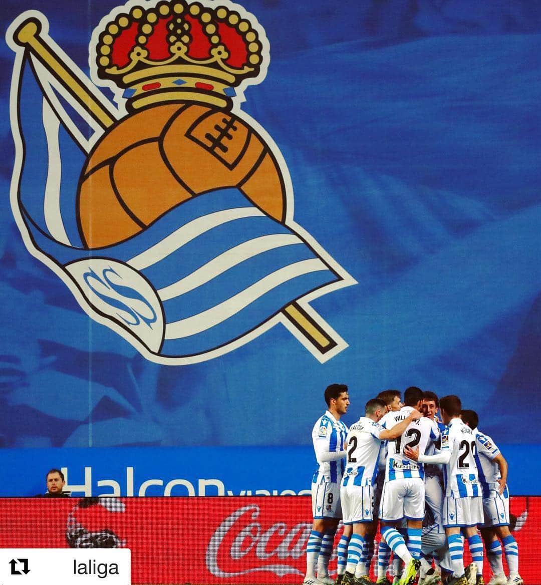 レアル・ソシエダさんのインスタグラム写真 - (レアル・ソシエダInstagram)「#Repost @laliga  One TEAM, one BADGE! 💙 • #LaLiga #LaLigaSantander #RealSociedad #Football #Goals」4月5日 5時21分 - realsociedad
