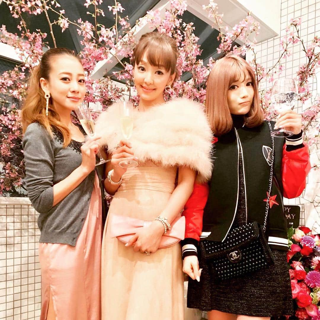 神田うのさんのインスタグラム写真 - (神田うのInstagram)「可愛い優ちゃん💕とキュートなしーちゃん💕 お二人共まだお若いのに立派にママをしています☺️ 一緒に子育て頑張りましょうね❤️ @yuabiru74  @mutoshizuka0204  #可愛い#ママ#あびる優 ちゃん#キュートな#武藤静香 ちゃん #お誕生日#バースデー#バースデーパーティー#ピンク#pink#birthday#birthdayparty#大好きなみんな#お祝いしてくれて#ありがとう#幸せでした#嬉しかった#楽しかった#どうもありがとう#happy#happybirthday#感謝#神田うの#44歳#unokanda#uno#桜#cherryblossom#party#パーティー」4月5日 5時34分 - unokandaofficial