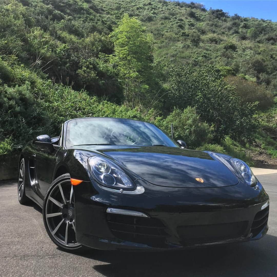 ミハル・チェシカのインスタグラム：「She just makes me happy 🖤♠️♣️🃏 #black #porsche #pure #fun #california #chilling #beach #summer #isares #gibu #nevergiveup @barnabasclothing」