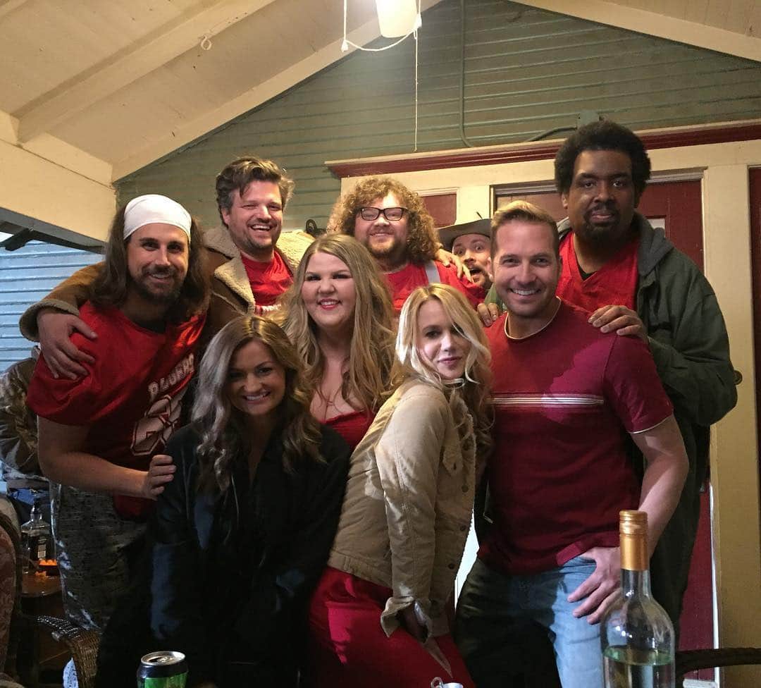 のインスタグラム：「Almost exactly a year ago this group of turkeys were in Oklahoma making a movie. Sooo happy to announce #TheTurkeyBowl has been picked up by #Lionsgate and is headed to theaters this fall!!! #makeittakeitproductions 🦃🏈❤️」