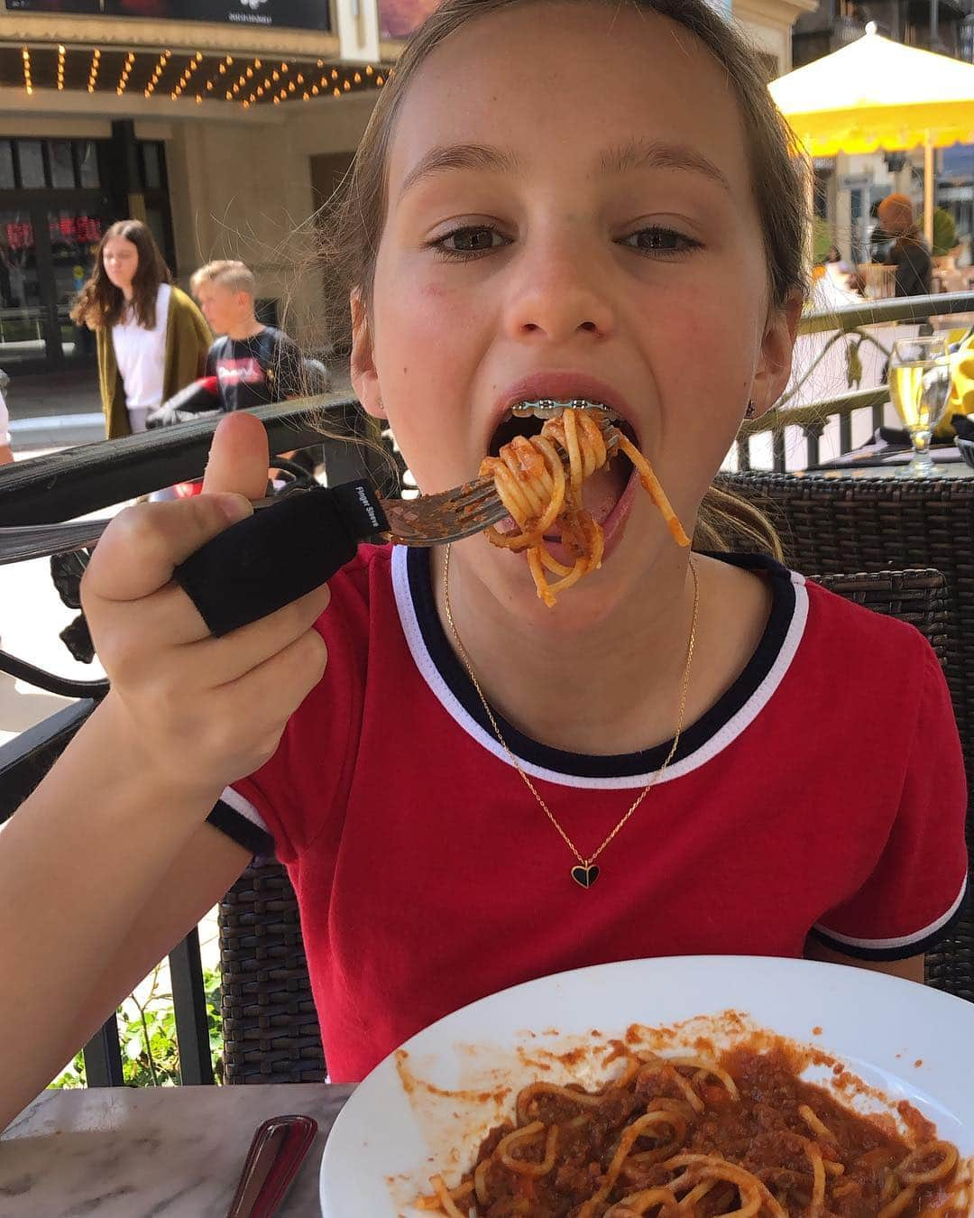 ジャーダ・デ・ラウレンティスさんのインスタグラム写真 - (ジャーダ・デ・ラウレンティスInstagram)「The perfect bite of spaghetti bolognese.... lunch w/ my girl #springbreak #mommymoments」4月5日 5時52分 - giadadelaurentiis