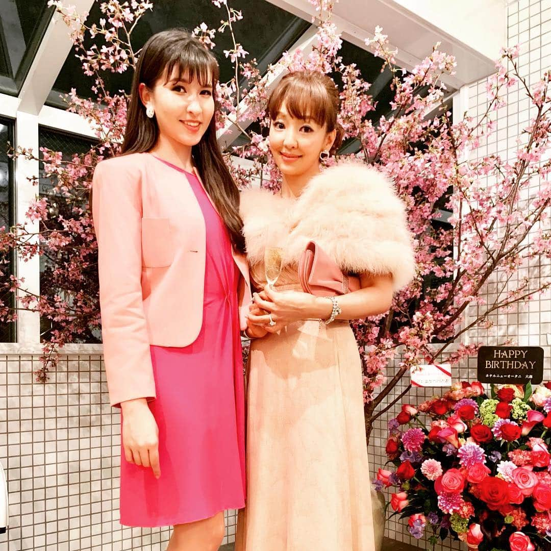 神田うのさんのインスタグラム写真 - (神田うのInstagram)「妹のような可愛いモミちゃん💕年齢は親子程離れています😜（笑） 秋に行われる世界大会、是非皆様💕応援宜しくお願い致します❤️ @tomomi_okada_official  #ミスインターナショナル2019#ミスインターナショナル日本代表#青山学院大学#岡田朋峰 ちゃん#20歳  #お誕生日#バースデー#バースデーパーティー#ピンク#pink#birthday#birthdayparty#大好きなみんな#お祝いしてくれて#ありがとう#幸せでした#嬉しかった#楽しかった#どうもありがとう#happy#happybirthday#感謝#神田うの#44歳#unokanda#uno#桜#cherryblossom#party#パーティー」4月5日 5時56分 - unokandaofficial