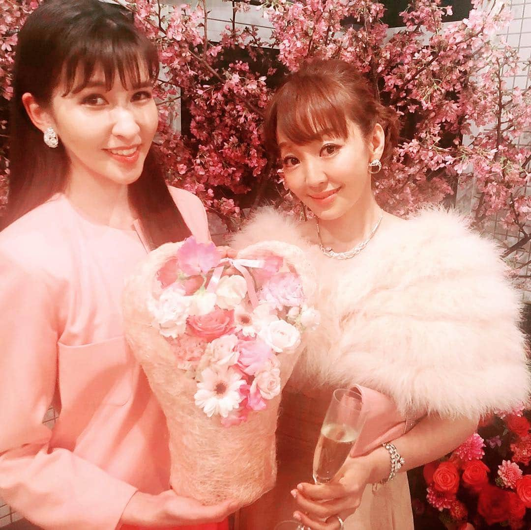 神田うのさんのインスタグラム写真 - (神田うのInstagram)「妹のような可愛いモミちゃん💕年齢は親子程離れています😜（笑） 秋に行われる世界大会、是非皆様💕応援宜しくお願い致します❤️ @tomomi_okada_official  #ミスインターナショナル2019#ミスインターナショナル日本代表#青山学院大学#岡田朋峰 ちゃん#20歳  #お誕生日#バースデー#バースデーパーティー#ピンク#pink#birthday#birthdayparty#大好きなみんな#お祝いしてくれて#ありがとう#幸せでした#嬉しかった#楽しかった#どうもありがとう#happy#happybirthday#感謝#神田うの#44歳#unokanda#uno#桜#cherryblossom#party#パーティー」4月5日 5時56分 - unokandaofficial