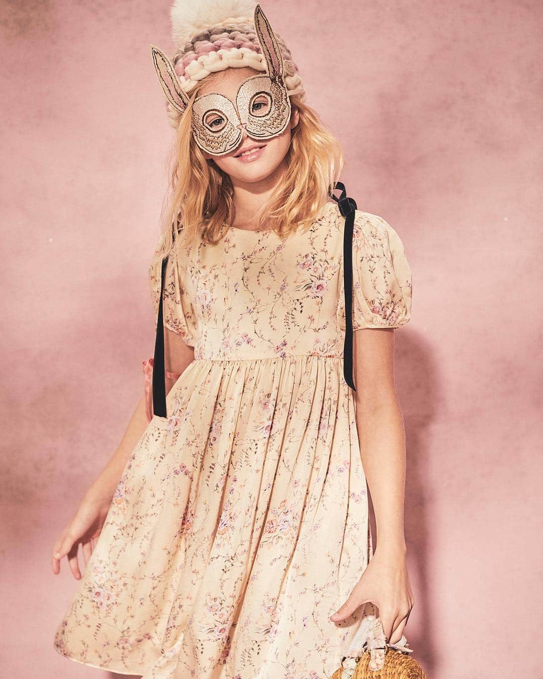 コーラル アンド タスクさんのインスタグラム写真 - (コーラル アンド タスクInstagram)「Some bunny is ready for Easter in our embroidered Bunny Mask! We love how @loveshackfancy styled our mask with their adorable clothes!🐰 Photos by @amandampratt modeled by @alexnymm07 for @loveshackfancy」4月5日 5時56分 - coralandtusk