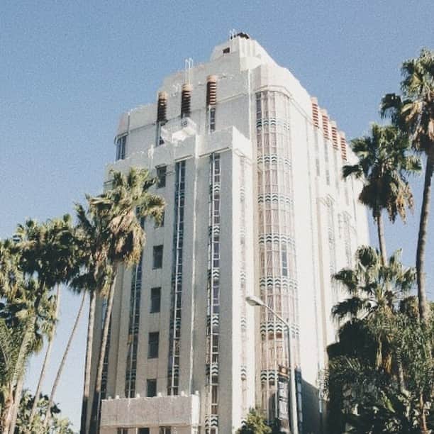 オリバーピープルズさんのインスタグラム写真 - (オリバーピープルズInstagram)「The beautiful and historic Sunset Tower Hotel.  #CaliforniaAsWeSeeIt | Photo: @whiteaugustphoto⁣ -⁣ Stay tuned to see more of the event will be hosting here tonight on our Stories.」4月5日 6時00分 - oliverpeoples