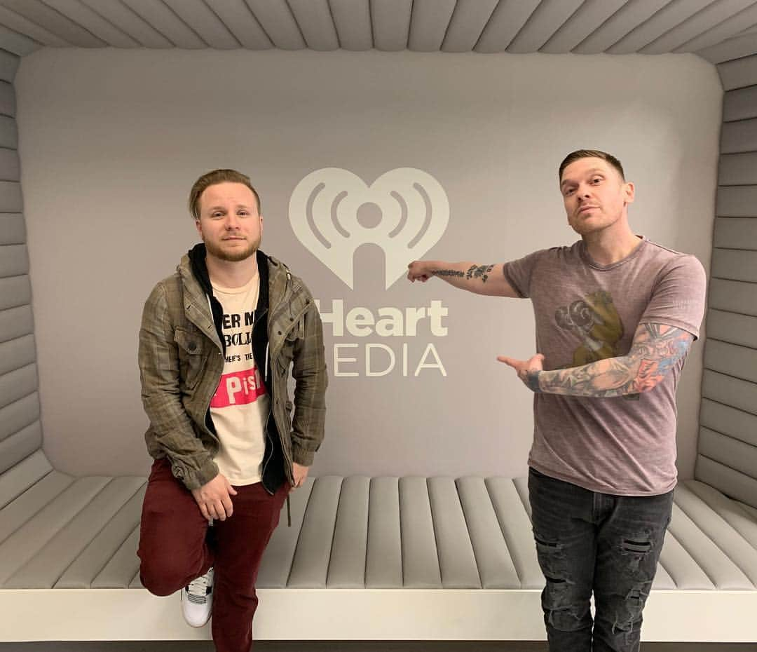 Shinedownさんのインスタグラム写真 - (ShinedownInstagram)「We out here Atlanta!! 🤘 Vibes are strong... Tune in to @alt1057fm Facebook Live to ask us some questions at 5:15PM. #shinedown #iheartmedia」4月5日 6時00分 - shinedown