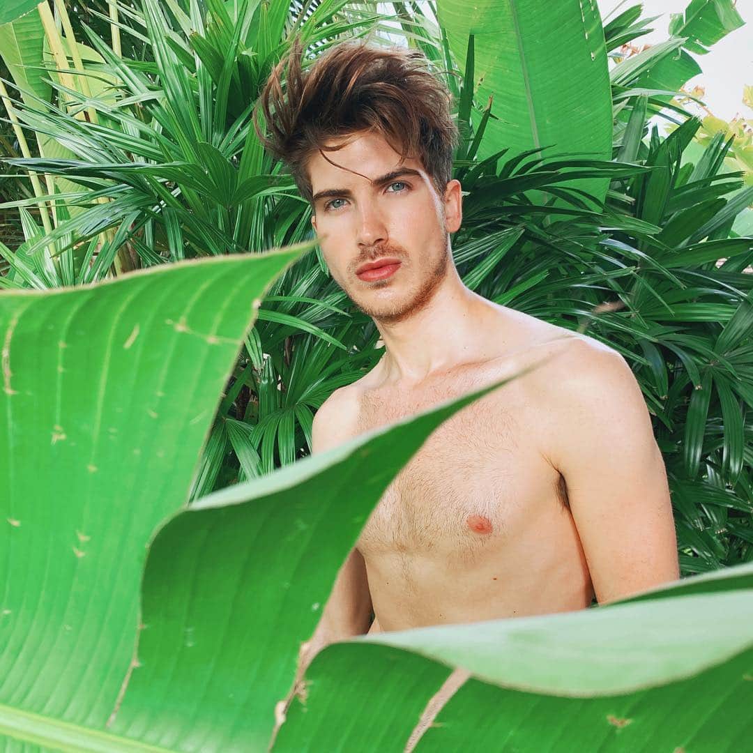 ジョーイ・グレーセッファのインスタグラム：「double tap if I should post the one without the leaf next 🍃👀🌋🌺」