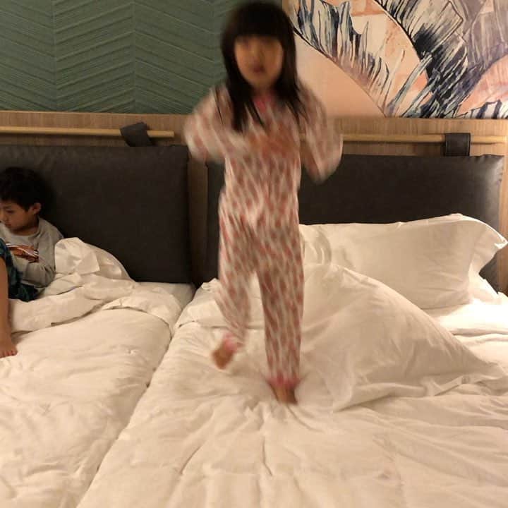 のインスタグラム：「沖縄最後の夜！  大好きなブロリーの歌でテンションの高い姫( ^ω^ ) 3曲くらいずっと踊ってて、その体力に尊敬です！（笑）  あ、長いので適当に見てください（笑）  そして、沖縄にいる間に飲んでた宮古島ハイビスカスティー！沖縄ポッカって書いてあったけど、東京にもあるのかな？ 美味しかった〜(๑˃̵ᴗ˂̵) #息子殿姫#姫#ジャイアンリサイタル#終わらない夜#のりのり#可愛い#踊るの大好き#面白い#沖縄ポッカ#宮古島ハイビスカスティー」