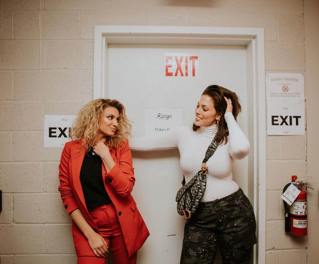 トーライ・ケリーのインスタグラム：「BROOKLYN YOU WERE SO MAGICAL LAST NIGHT!! (casual photoshoot backstage w/ the lovely & hilarious queen @ashleygraham) ♥️♥️♥️♥️」