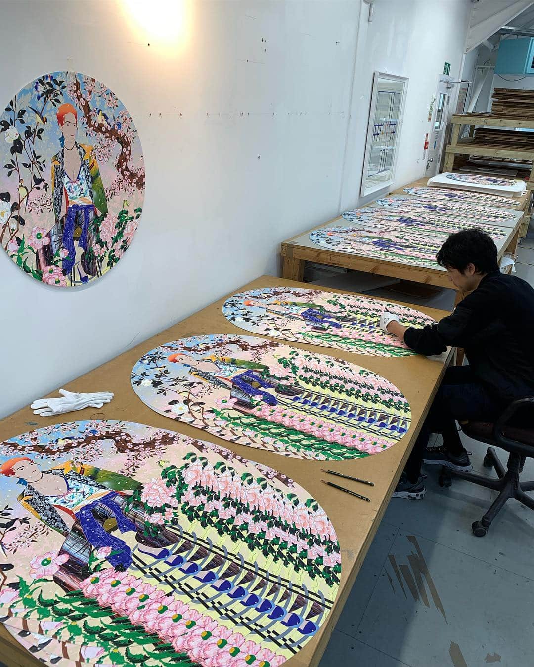 松山智一さんのインスタグラム写真 - (松山智一Instagram)「In London to sign 2 prints soon to be a global release in 2 weeks with @avant.arte @avantcollecting  ひさしぶりに本気な版画作品、ロンドンの工房で製作しEUの版元から出版します。」4月5日 6時27分 - tomokazumatsuyama