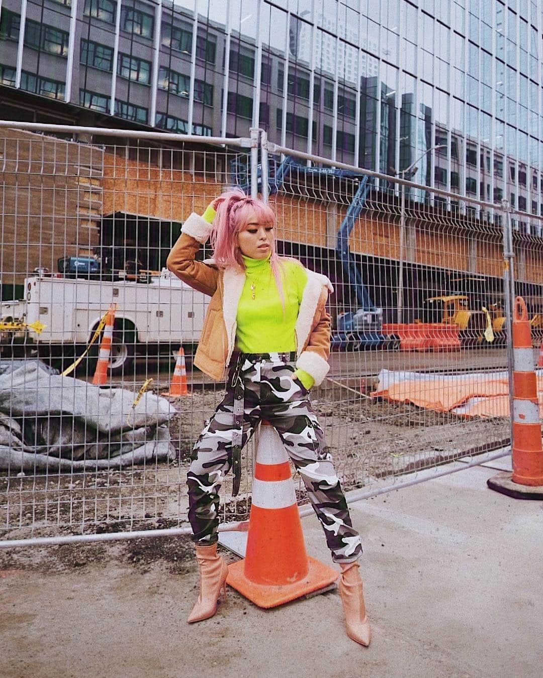 AikA♡ • 愛香 | JP Blogger • ブロガーさんのインスタグラム写真 - (AikA♡ • 愛香 | JP Blogger • ブロガーInstagram)「Caution⚠️ : she is a queen, that can go from being royal to gangster in .5 seconds 💎💘💚🖤 ===== ▸ 📷: @dansweatpants  #streetstyle #highsnobiety #fffemales #neon #petitefashion #topshopstyle #seattle」4月5日 6時29分 - aikaslovecloset
