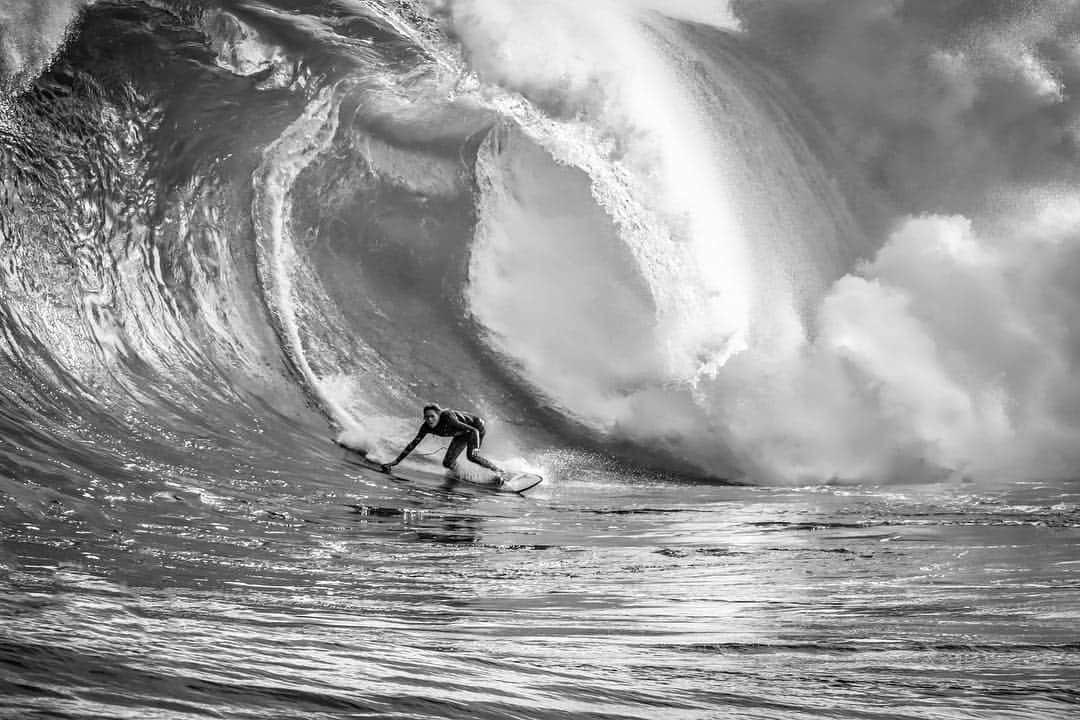 ローラ・エンバーさんのインスタグラム写真 - (ローラ・エンバーInstagram)「Wow. So cool to have been nominated for the Heavy Water Award at the Aus Surfing  Awards alongside the absolute best guys @russellbierke & @rcj6666 🤯😱 . Moving away from contest life to chase these waves has come with everything that starting down any new path comes with - Lots of Excitement & some doubts but I wouldn’t change a thing. I get to ride waves for a job :) A Big Thankyou to everyone who has supported my journey so far and all the people who encourage me, give me guidance, scream really loud when I got a good one and laugh with me when I eat sh*t 😂  I couldn’t be more proud or empowered to be a female surfer today. All the women on ALL tours inspire me daily, the next gen are pushing limits and the support we are getting from the @WSL and the men around us makes me so happy!  THANKYOUUUU @surfingaus @billabongwomens - pic @island_creative_tas | @UNDONEFILM @UNDONEFILM 🖤」4月5日 6時32分 - lauraenever