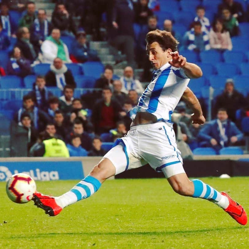 LFPさんのインスタグラム写真 - (LFPInstagram)「@mikel10oyar, Anoeta's WONDERKID! ✨ • #LaLiga #LaLigaSantander #RealSociedad #Oyarzabal #Football #Goals」4月5日 6時39分 - laliga